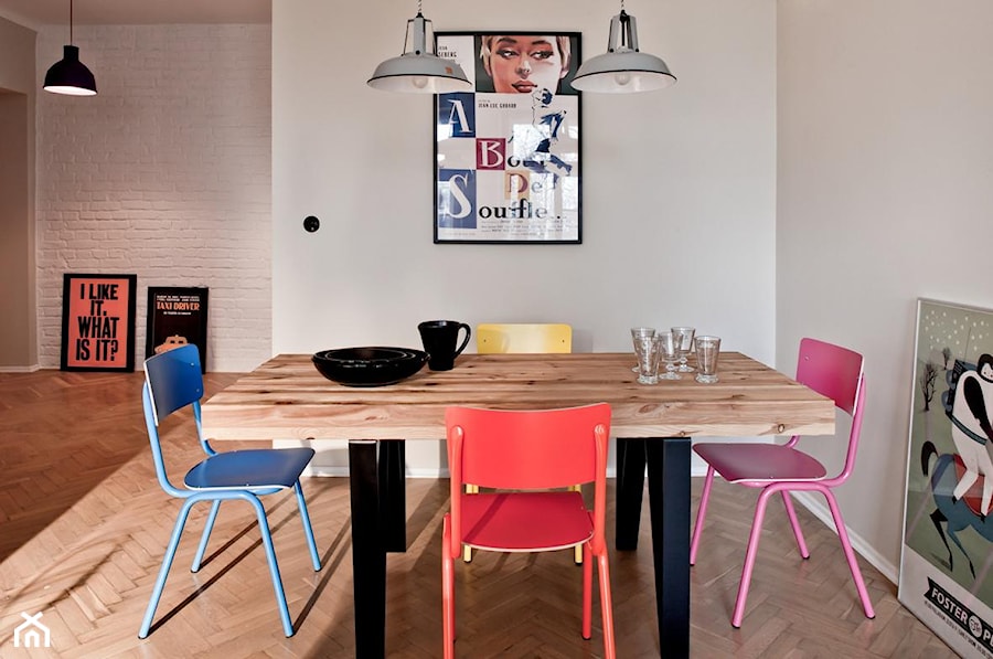 Żoliborz2 - Średnia biała jadalnia w salonie, styl skandynawski - zdjęcie od PINKMARTINI