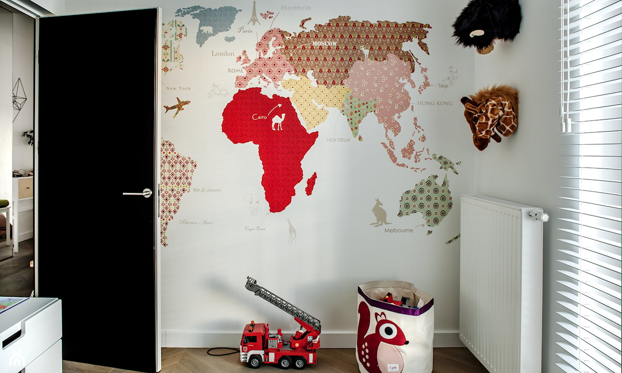 kolorowa mapa świata w pokoju dziecka