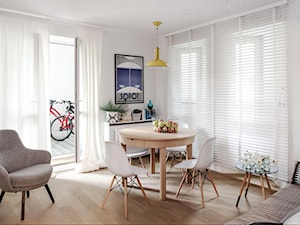 DOLNY MOKOTÓW - Średni biały salon z jadalnią z tarasem / balkonem, styl skandynawski - zdjęcie od PINKMARTINI