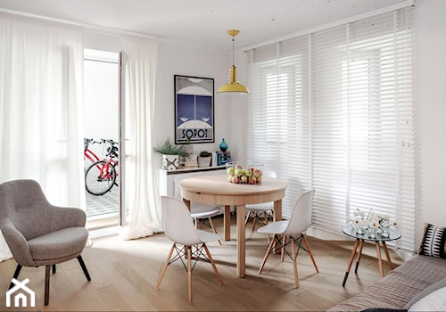 DOLNY MOKOTÓW - Średni biały salon z jadalnią z tarasem / balkonem, styl skandynawski - zdjęcie od PINKMARTINI