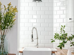 DOLNY MOKOTÓW - Mała zamknięta biała z zabudowaną lodówką z nablatowym zlewozmywakiem kuchnia w kształcie litery u, styl skandynawski - zdjęcie od PINKMARTINI