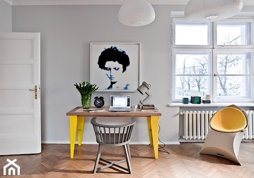 Średnie szare biuro, styl skandynawski - zdjęcie od PINKMARTINI