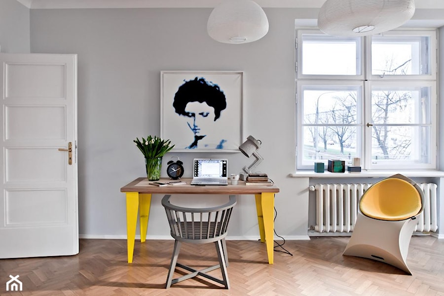 Średnie szare biuro, styl skandynawski - zdjęcie od PINKMARTINI
