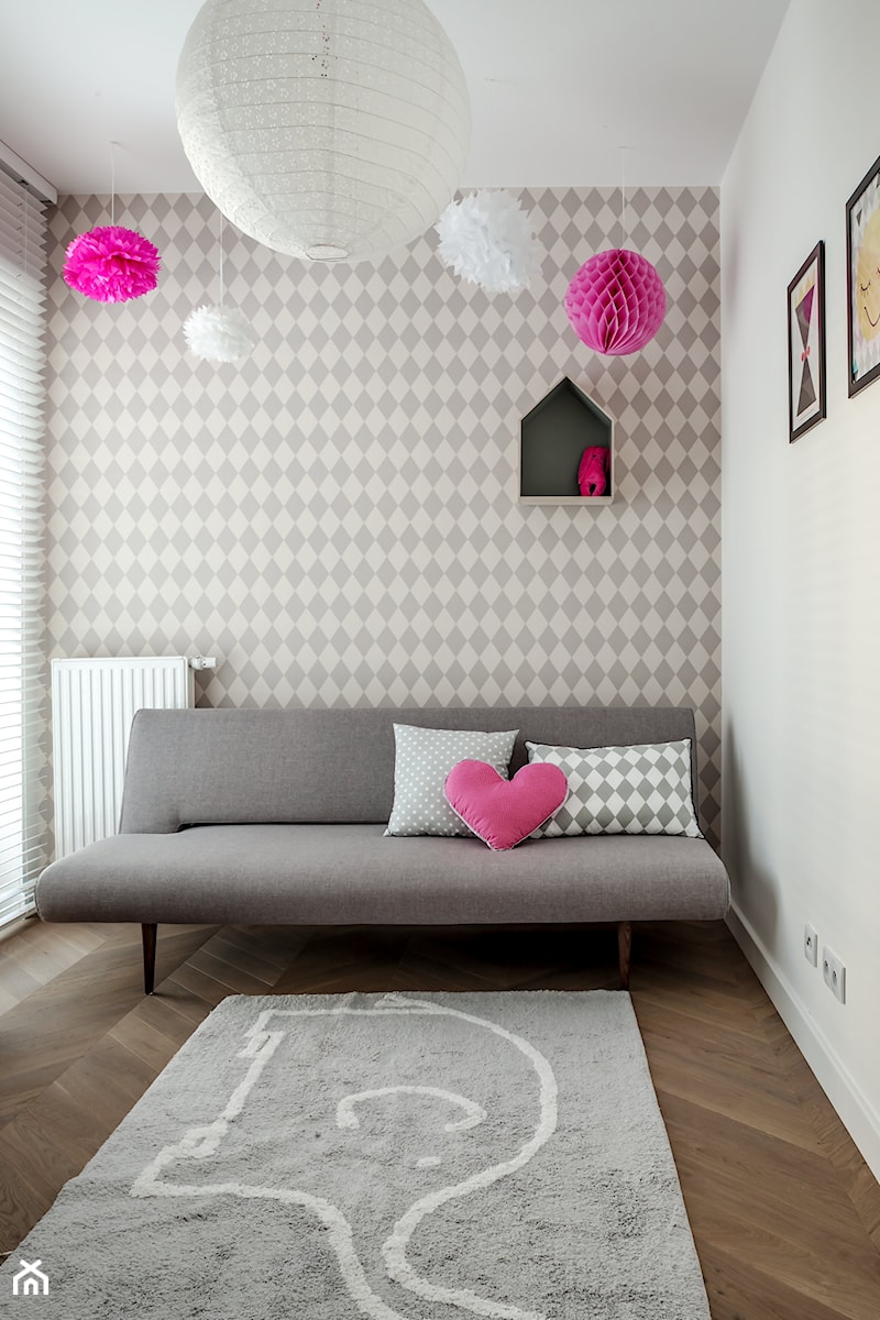 WILANÓW - Średni biały szary pokój dziecka dla nastolatka dla dziewczynki, styl skandynawski - zdjęcie od PINKMARTINI