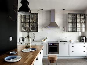 WILANÓW - Średnia z salonem z kamiennym blatem biała z podblatowym zlewozmywakiem kuchnia jednorzędowa z kompozytem na ścianie nad blatem kuchennym, styl skandynawski - zdjęcie od PINKMARTINI