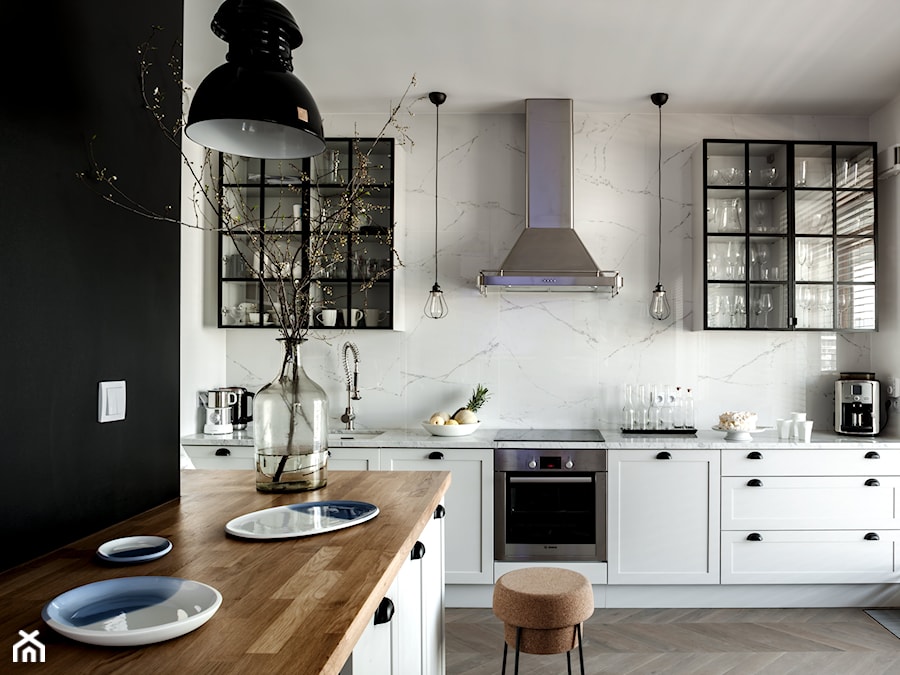 WILANÓW - Średnia z salonem z kamiennym blatem biała z podblatowym zlewozmywakiem kuchnia jednorzędowa z kompozytem na ścianie nad blatem kuchennym, styl skandynawski - zdjęcie od PINKMARTINI