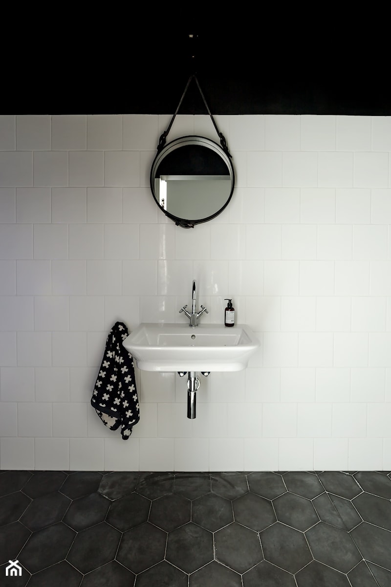 WILANÓW - Mała na poddaszu bez okna łazienka, styl skandynawski - zdjęcie od PINKMARTINI