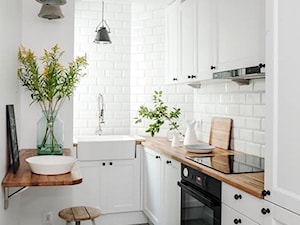DOLNY MOKOTÓW - Mała zamknięta biała z zabudowaną lodówką z nablatowym zlewozmywakiem kuchnia w kształcie litery l, styl skandynawski - zdjęcie od PINKMARTINI