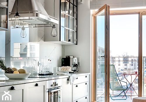 WILANÓW - Średnia otwarta z salonem z kamiennym blatem biała z zabudowaną lodówką kuchnia jednorzędowa z oknem z marmurem nad blatem kuchennym, styl skandynawski - zdjęcie od PINKMARTINI