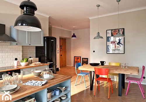 Żoliborz2 - Średnia beżowa jadalnia w kuchni, styl skandynawski - zdjęcie od PINKMARTINI
