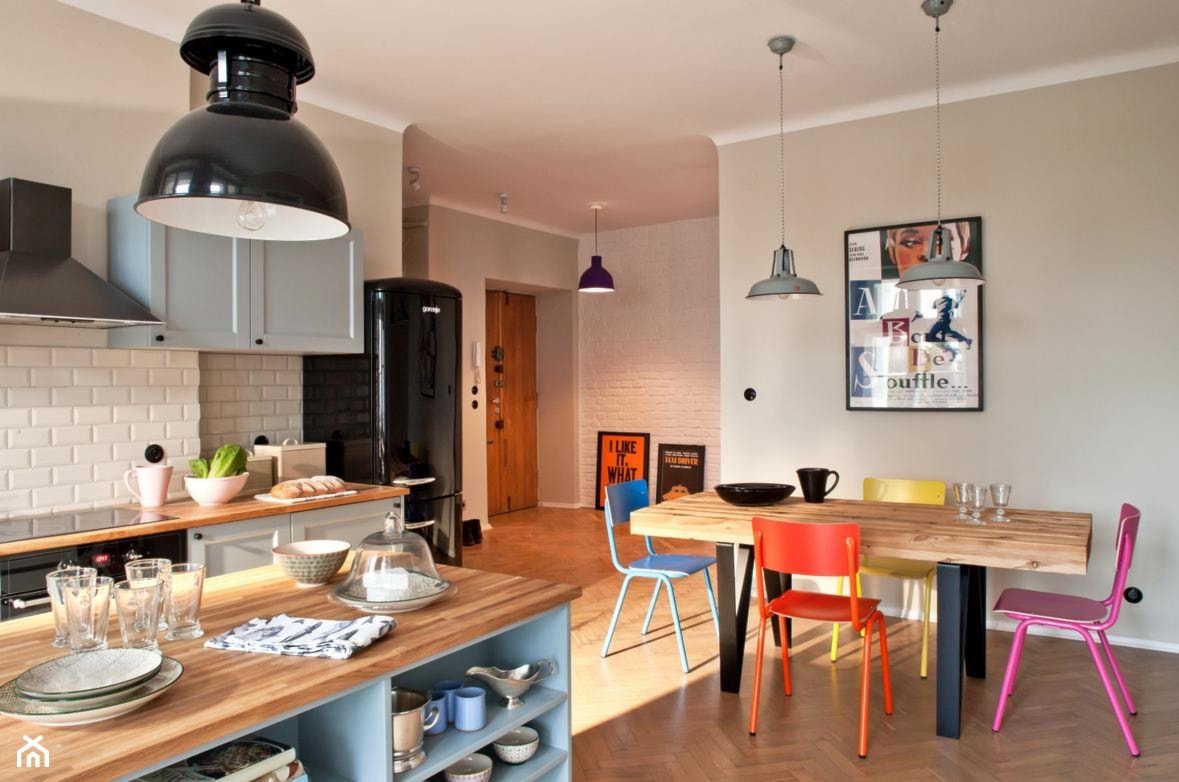 Żoliborz2 - Średnia beżowa jadalnia w kuchni, styl skandynawski - zdjęcie od PINKMARTINI - Homebook