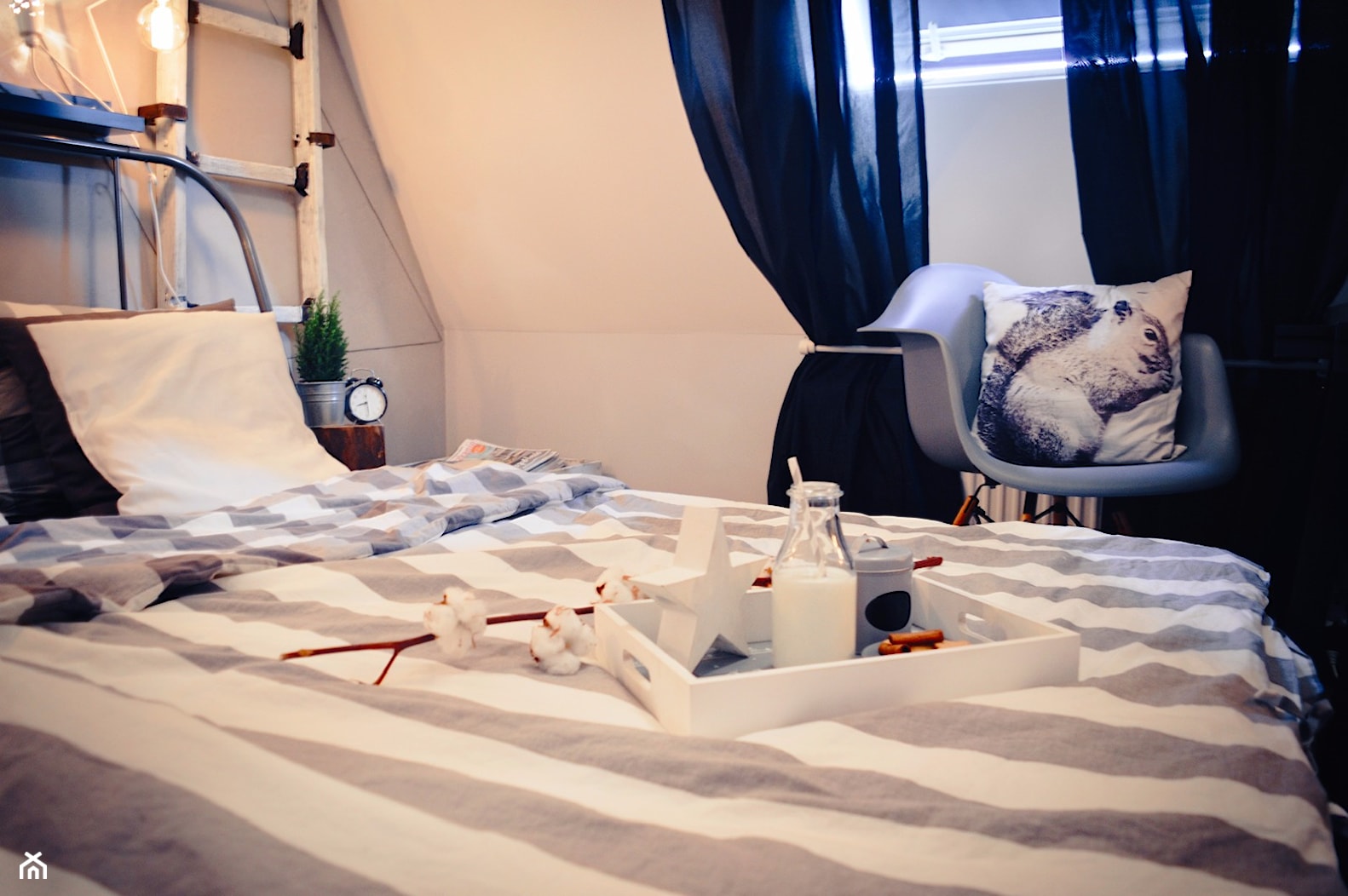 #mojeswieta - Średnia biała szara sypialnia na poddaszu - zdjęcie od MySweetDreamingHome - Homebook