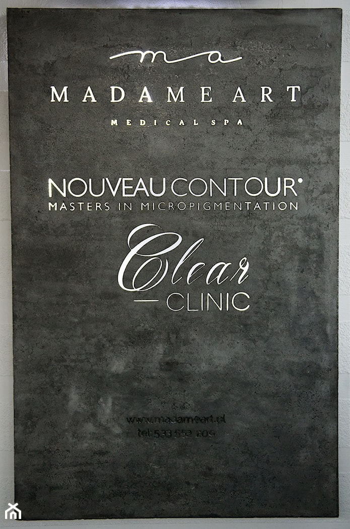 Tablica zewnętrzna salonu Madame Art - zdjęcie od Beton Studio - Homebook