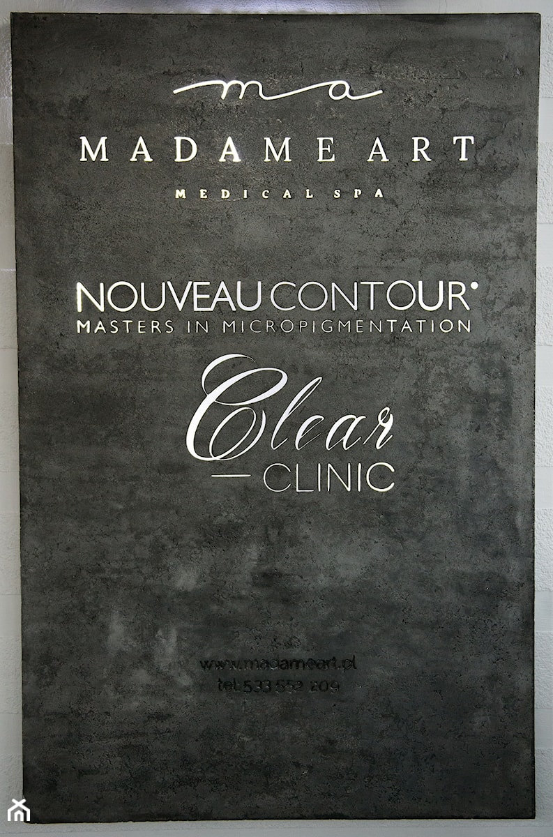 Tablica zewnętrzna salonu Madame Art - zdjęcie od Beton Studio
