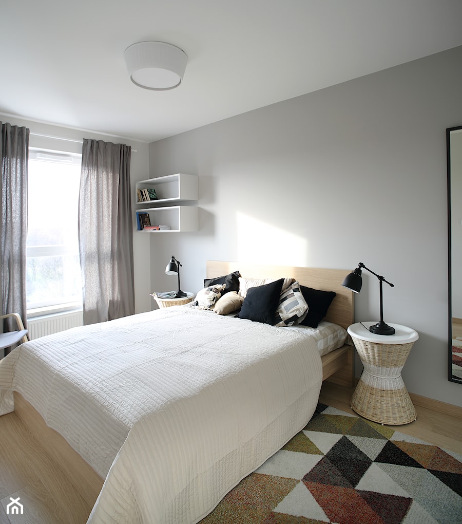 Apartament na wynajem 58m2 - Mała szara sypialnia, styl skandynawski - zdjęcie od infinia