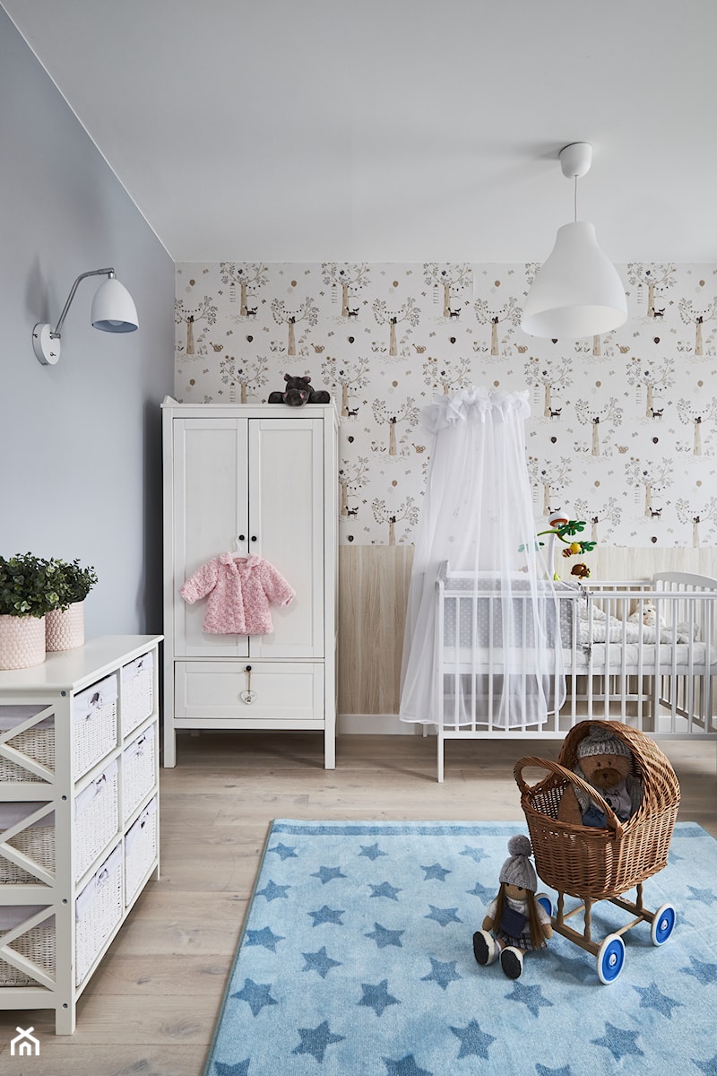 Realizacja 2017 - Duży biały szary pokój dziecka dla niemowlaka dla dziewczynki, styl nowoczesny - zdjęcie od Vprojekt design by Weronika