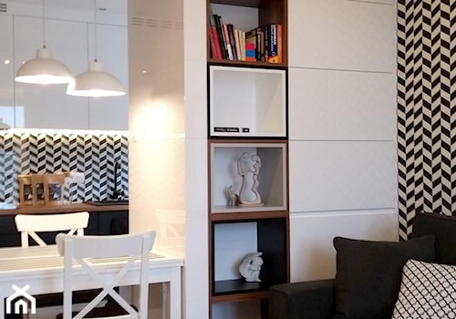 Małe M - Mały biały czarny salon z kuchnią z jadalnią z bibiloteczką, styl nowoczesny - zdjęcie od Vprojekt design by Weronika