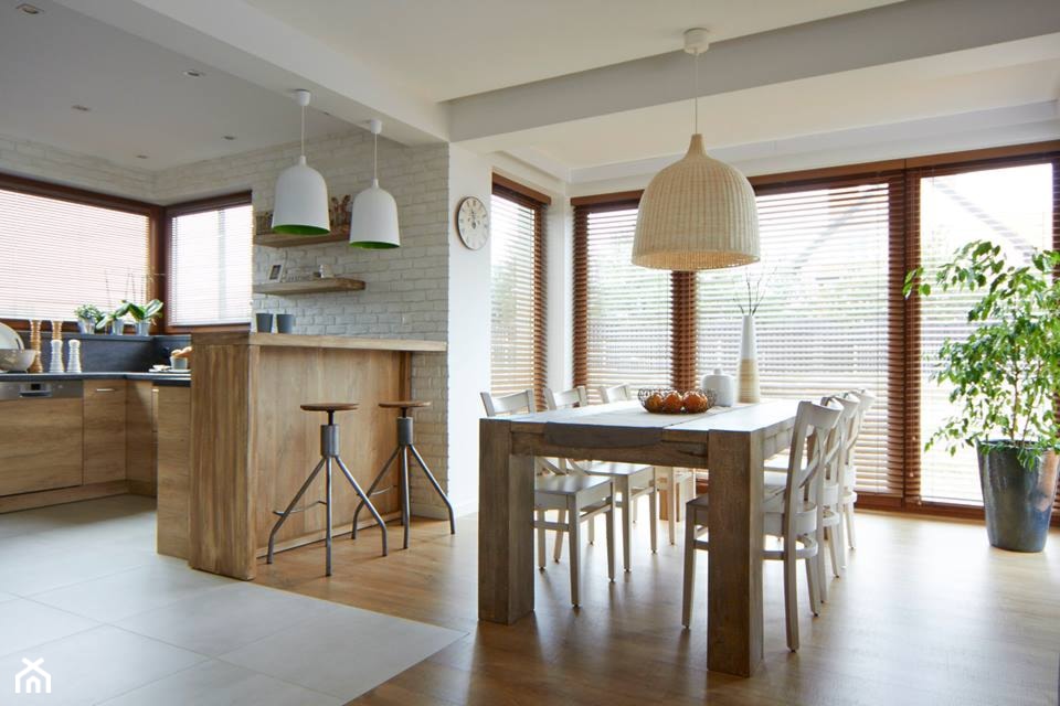 drewniane meble kuchenne, kuchnia połączona z salonem, drewniana podłoga, białe płytki podłogowe, metalowe hokery