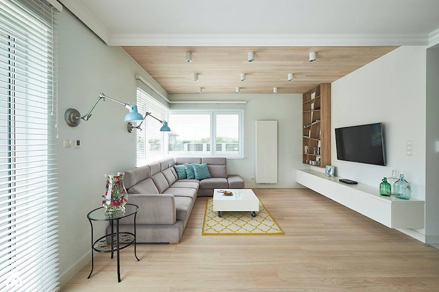 Realizacja domu na Mazurach - Duży biały salon, styl skandynawski - zdjęcie od Vprojekt design by Weronika