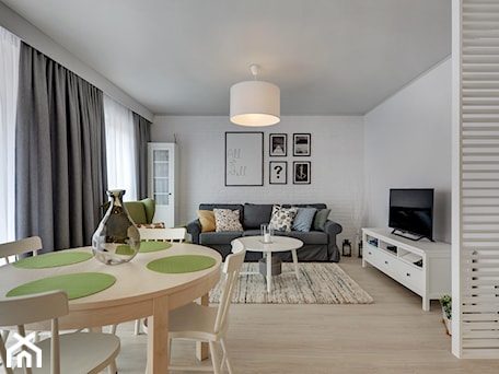 Aranżacje wnętrz - Salon: Apartament do wynajęcia Gdańsk - Średni biały salon z jadalnią z barkiem, styl skandynawski - Vprojekt design by Weronika. Przeglądaj, dodawaj i zapisuj najlepsze zdjęcia, pomysły i inspiracje designerskie. W bazie mamy już prawie milion fotografii!