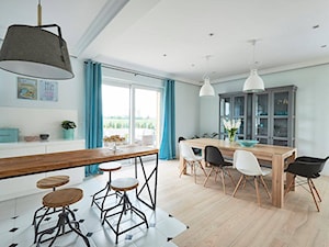Realizacja domu na Mazurach - Duża biała niebieska jadalnia w kuchni, styl skandynawski - zdjęcie od Vprojekt design by Weronika