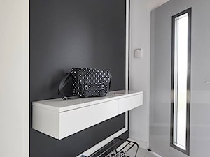 Realizacja domu na Mazurach - Średni biały czarny hol / przedpokój, styl skandynawski - zdjęcie od Vprojekt design by Weronika