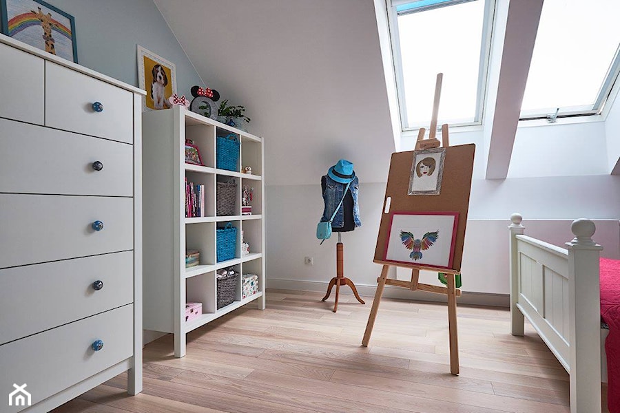 Realizacja domu na Mazurach - Średni biały niebieski pokój dziecka dla nastolatka dla dziewczynki, styl skandynawski - zdjęcie od Vprojekt design by Weronika