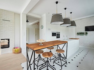 Realizacja domu na Mazurach - Średnia biała jadalnia w kuchni, styl skandynawski - zdjęcie od Vprojekt design by Weronika