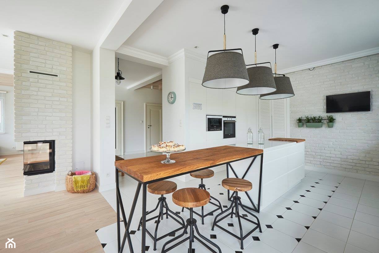 Realizacja domu na Mazurach - Średnia biała jadalnia w kuchni, styl skandynawski - zdjęcie od Vprojekt design by Weronika - Homebook