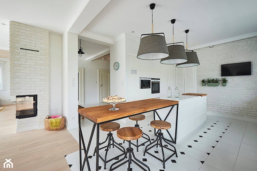 Realizacja domu na Mazurach - Średnia biała jadalnia w kuchni, styl skandynawski - zdjęcie od Vprojekt design by Weronika