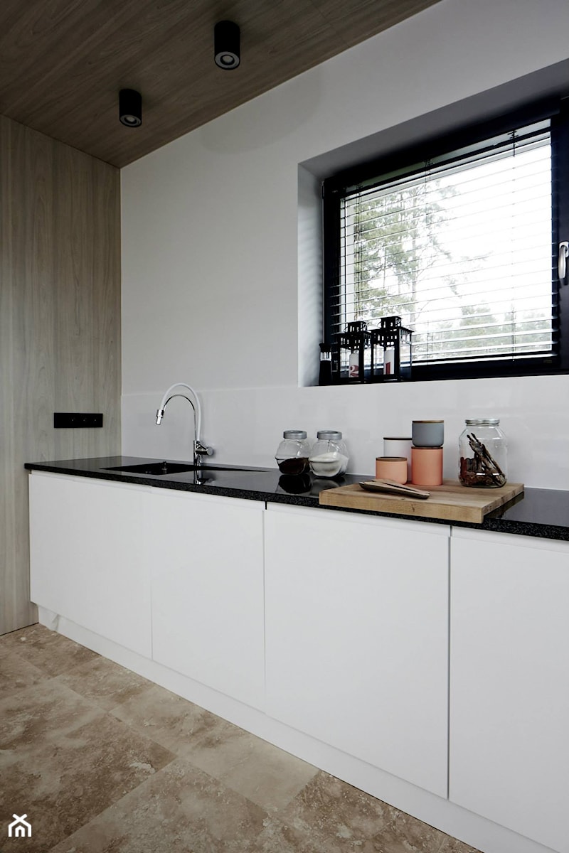 dom realizacja - Kuchnia z oknem, styl nowoczesny - zdjęcie od Vprojekt design by Weronika