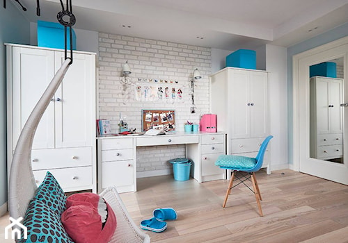 Realizacja domu na Mazurach - Duży biały szary niebieski pokój dziecka dla nastolatka dla dziewczynki, styl skandynawski - zdjęcie od Vprojekt design by Weronika