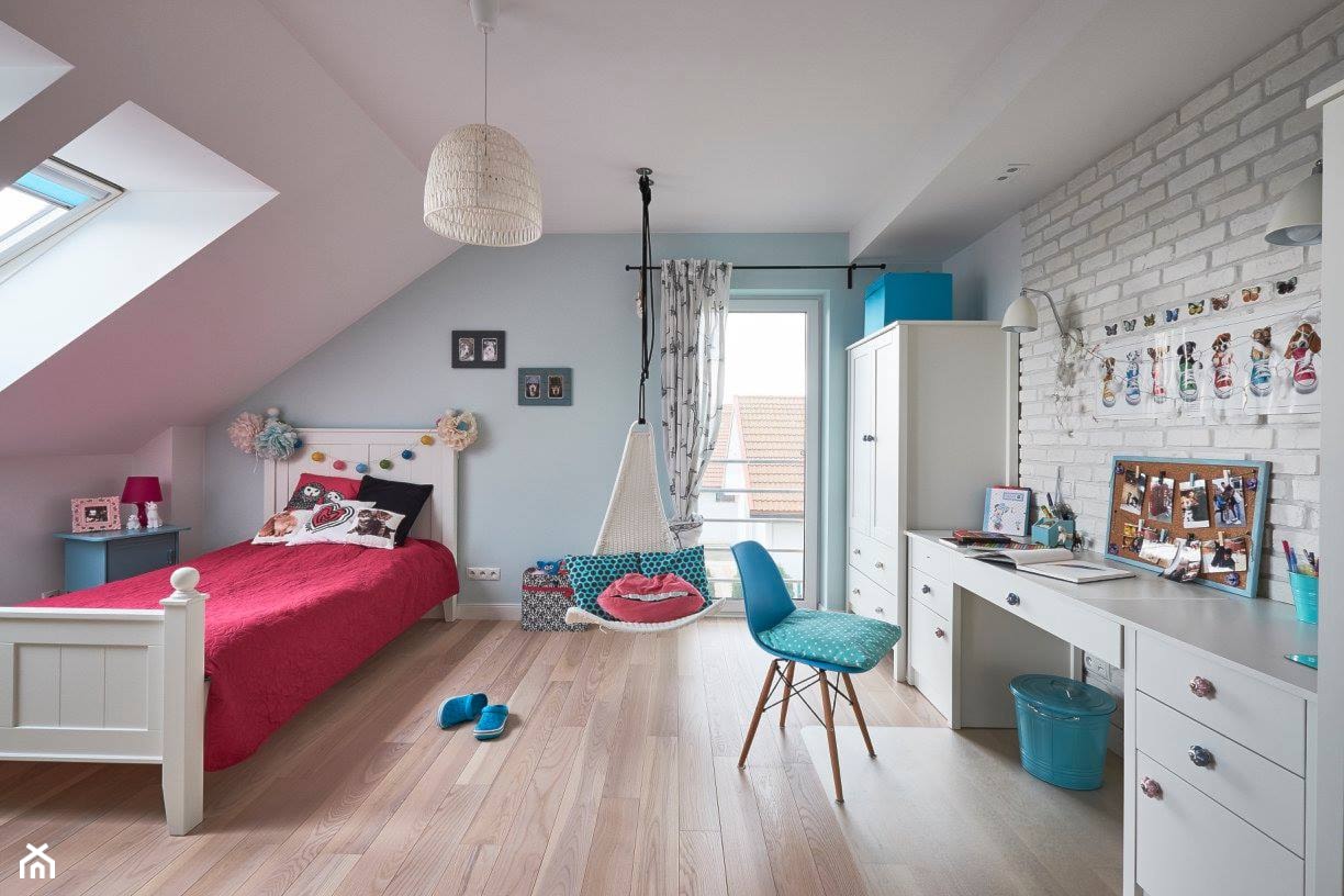Realizacja domu na Mazurach - Średni biały niebieski pokój dziecka dla nastolatka dla dziewczynki, ... - zdjęcie od Vprojekt design by Weronika - Homebook