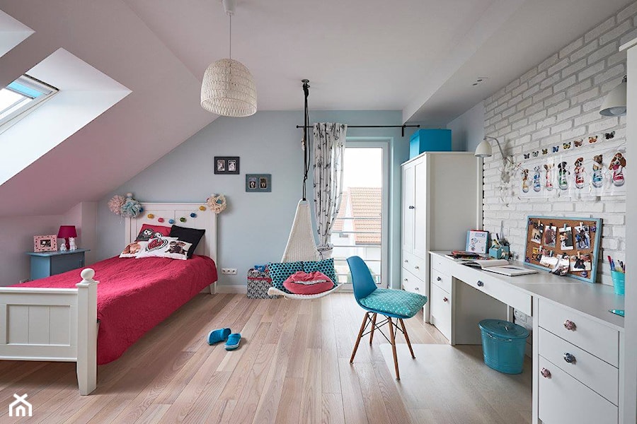 Realizacja domu na Mazurach - Średni biały niebieski pokój dziecka dla nastolatka dla dziewczynki, styl skandynawski - zdjęcie od Vprojekt design by Weronika