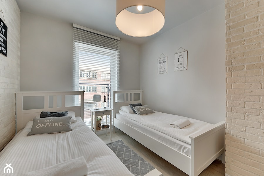 Apartament do wynajęcia Gdańsk - Średnia biała sypialnia, styl skandynawski - zdjęcie od Vprojekt design by Weronika