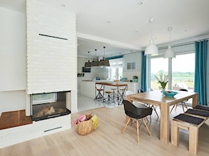 Realizacja domu na Mazurach - Duża biała jadalnia jako osobne pomieszczenie, styl skandynawski - zdjęcie od Vprojekt design by Weronika