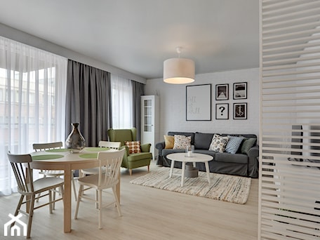 Aranżacje wnętrz - Salon: Apartament do wynajęcia Gdańsk - Duży szary salon z jadalnią, styl skandynawski - Vprojekt design by Weronika. Przeglądaj, dodawaj i zapisuj najlepsze zdjęcia, pomysły i inspiracje designerskie. W bazie mamy już prawie milion fotografii!