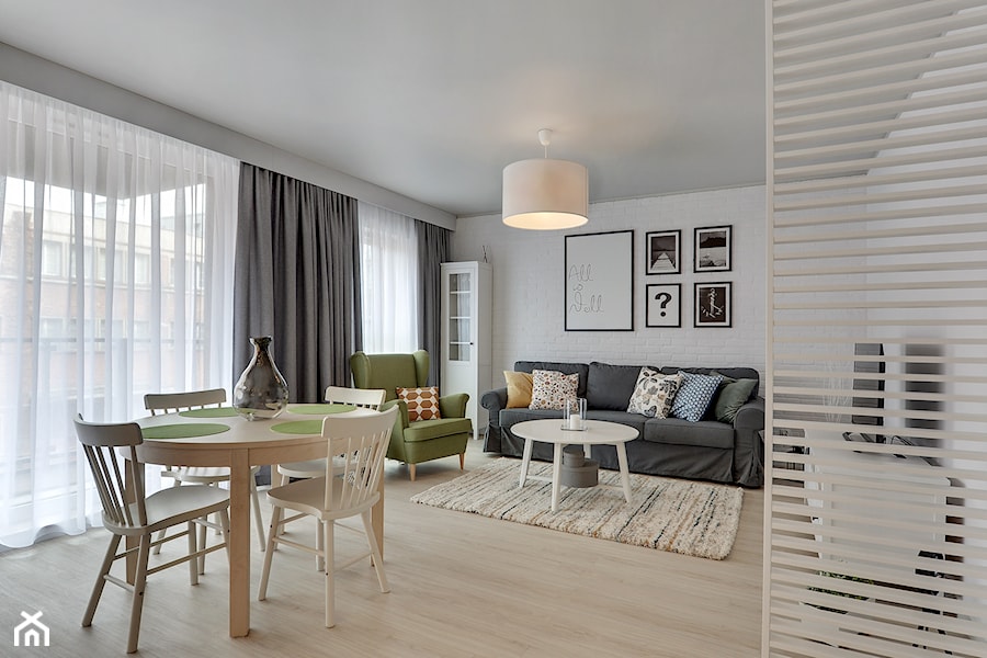 Apartament do wynajęcia Gdańsk - Duży szary salon z jadalnią, styl skandynawski - zdjęcie od Vprojekt design by Weronika