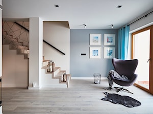 Realizacja 2017 - Biały niebieski salon z tarasem / balkonem, styl nowoczesny - zdjęcie od Vprojekt design by Weronika