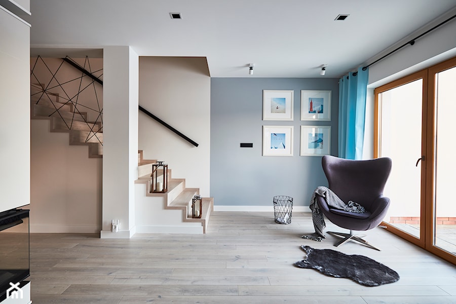 Realizacja 2017 - Biały niebieski salon z tarasem / balkonem, styl nowoczesny - zdjęcie od Vprojekt design by Weronika