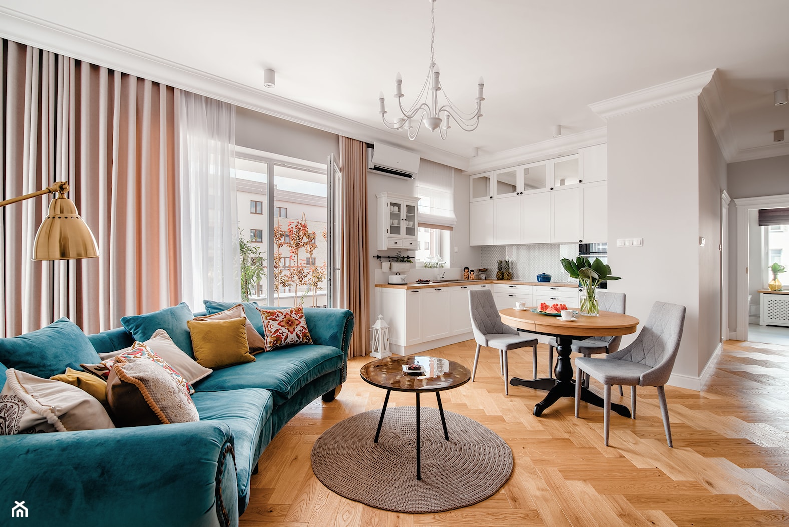 Realizacja Lipiec 2018 - Średni biały salon z kuchnią z jadalnią z tarasem / balkonem, styl nowoczesny - zdjęcie od Vprojekt design by Weronika - Homebook