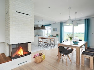 Realizacja domu na Mazurach - Średnia biała jadalnia w salonie, styl skandynawski - zdjęcie od Vprojekt design by Weronika