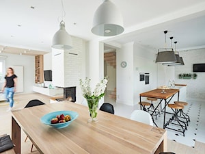 Realizacja domu na Mazurach - Duża biała jadalnia w salonie, styl skandynawski - zdjęcie od Vprojekt design by Weronika