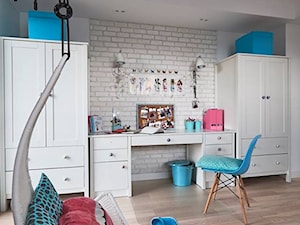 Realizacja domu na Mazurach - Duży biały szary pokój dziecka dla nastolatka dla dziewczynki, styl skandynawski - zdjęcie od Vprojekt design by Weronika