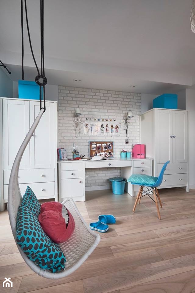 Realizacja domu na Mazurach - Duży biały szary pokój dziecka dla nastolatka dla dziewczynki, styl skandynawski - zdjęcie od Vprojekt design by Weronika