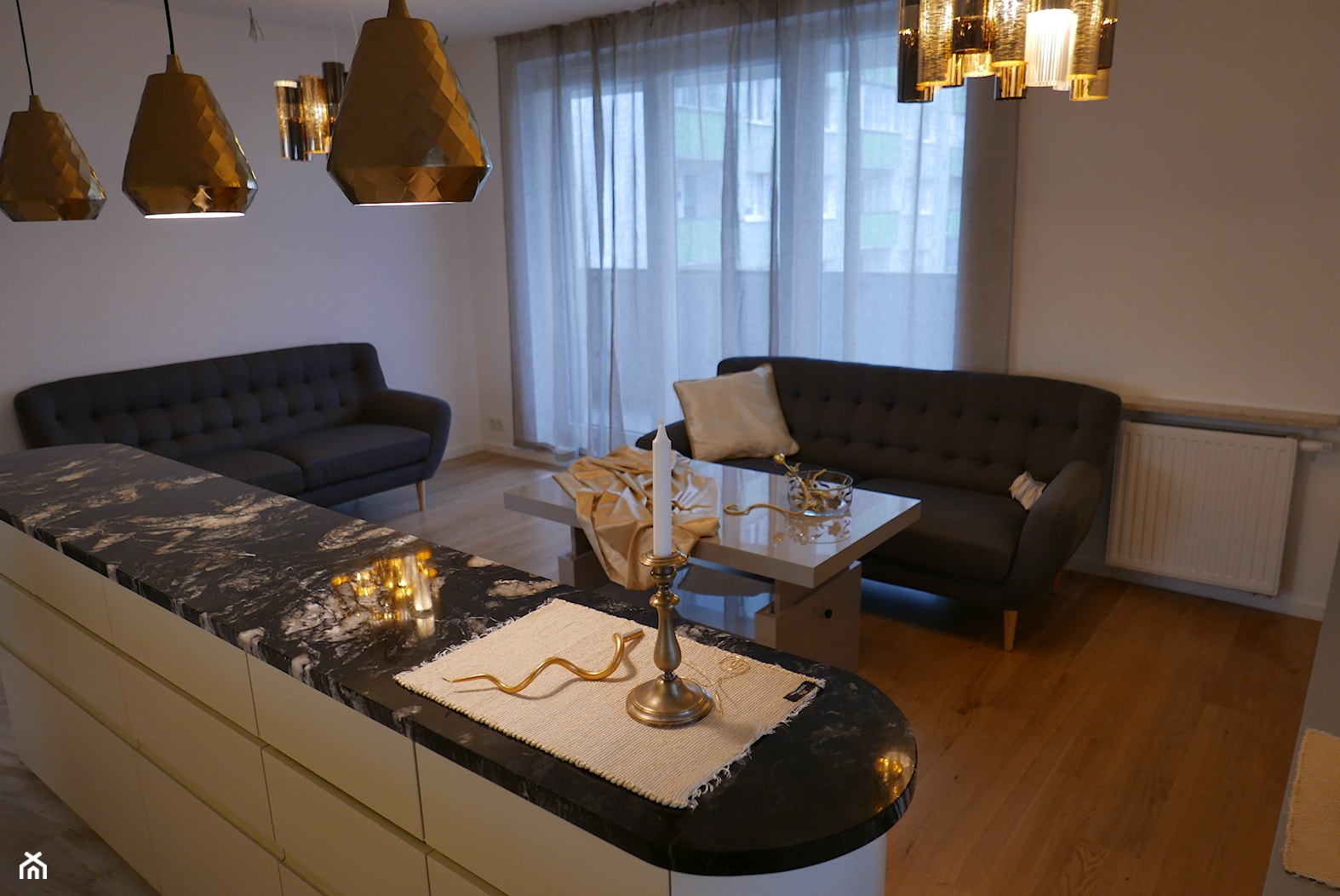 apartament na Mokotowie - Mały biały salon z kuchnią, styl nowoczesny - zdjęcie od lorenc agnieszka - Homebook