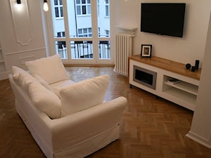 Secesyjna kamienica w centrum Warszawy - Mały biały salon - zdjęcie od lorenc agnieszka