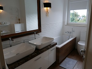 dom - Mała z lustrem z dwoma umywalkami łazienka z oknem, styl glamour - zdjęcie od lorenc agnieszka