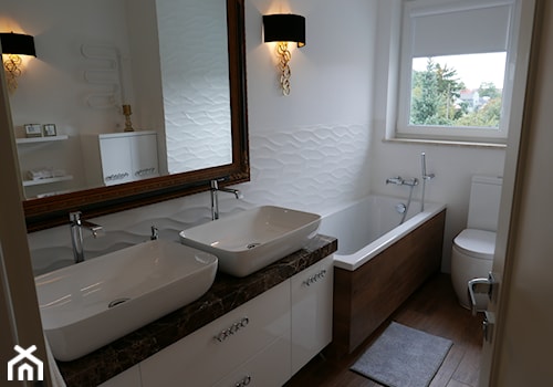 dom - Mała z lustrem z dwoma umywalkami łazienka z oknem, styl glamour - zdjęcie od lorenc agnieszka