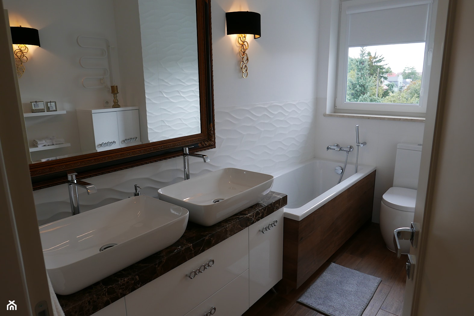 dom - Mała z lustrem z dwoma umywalkami łazienka z oknem, styl glamour - zdjęcie od lorenc agnieszka - Homebook